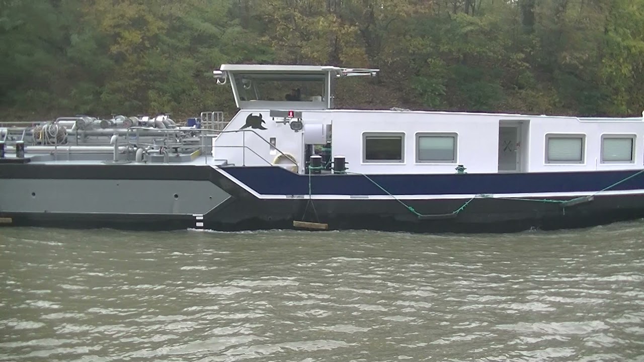 Ein Tankschiff zieht vorbei