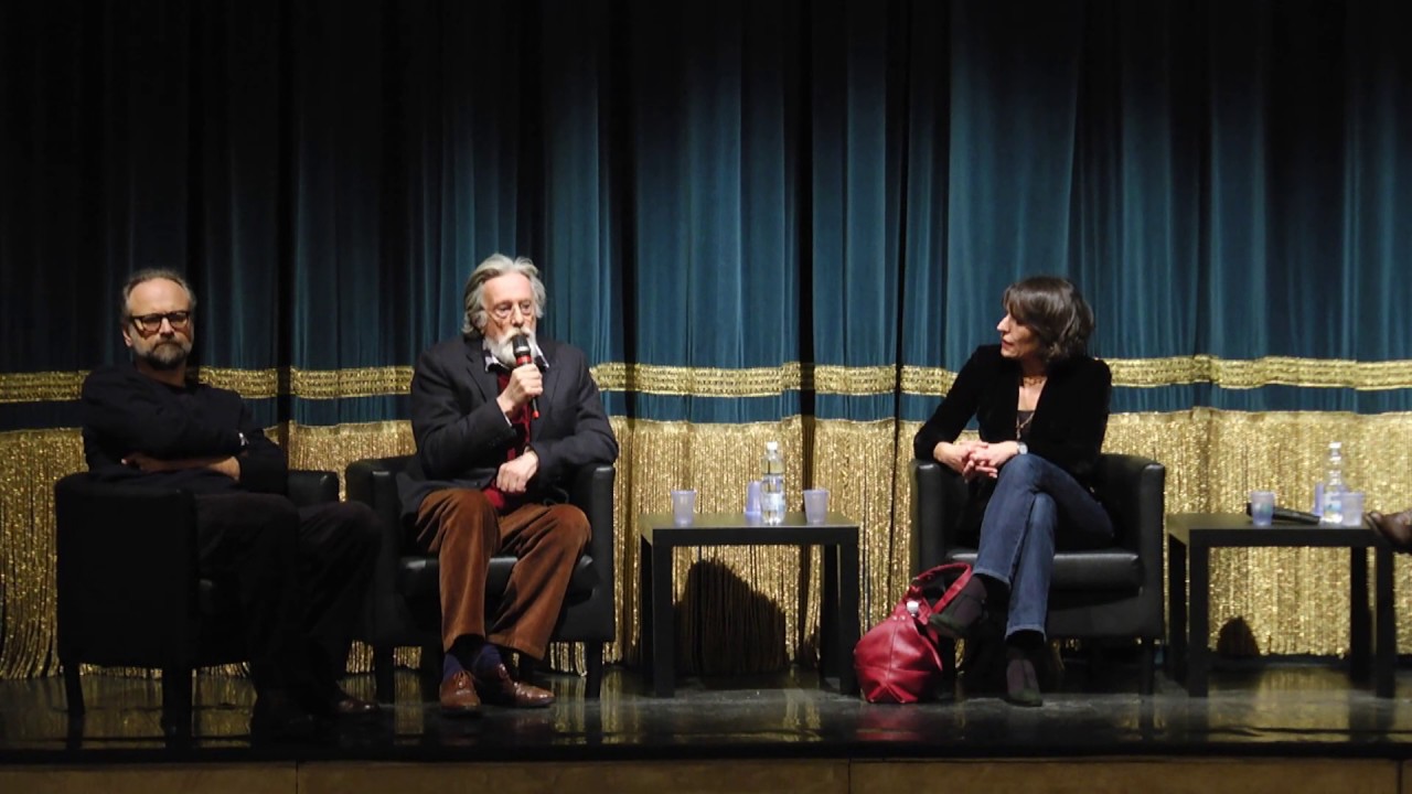 Gli attori della compagnia dialogano su 