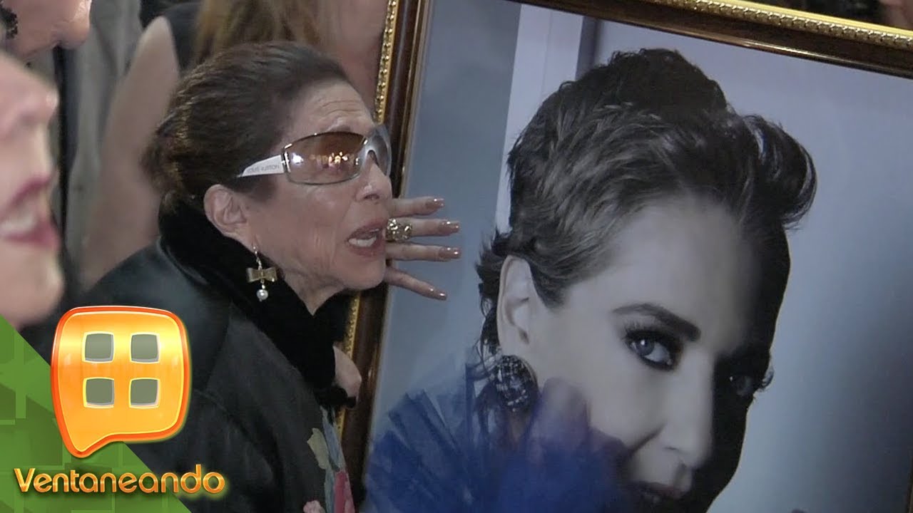¡CONMOVEDOR! La mamá de Edith González, llegó a despedir a su hija en homenaje póstumo.