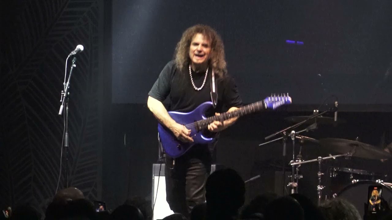 Vinnie Moore hipnotiza con 