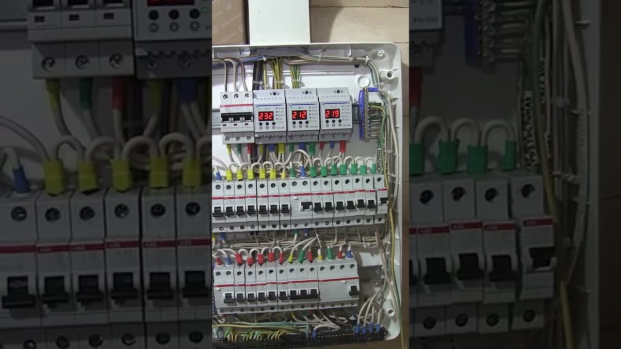 3-фазный щит для дома с реле напряжения. Перекос по напряжению- в конце.