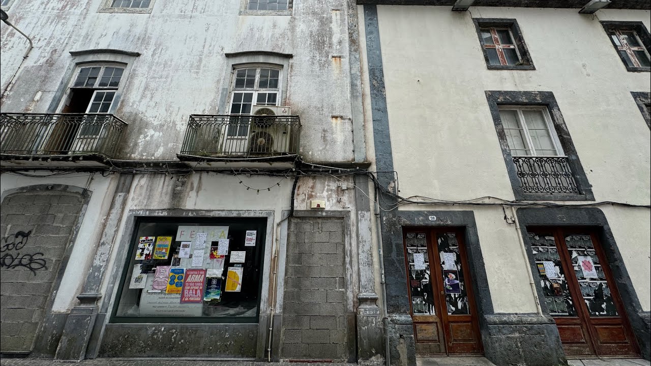 Понта-Делгада: Заброшенные магазины и здания в центре города, Сан-Мигель Азорские острова - 08.07...