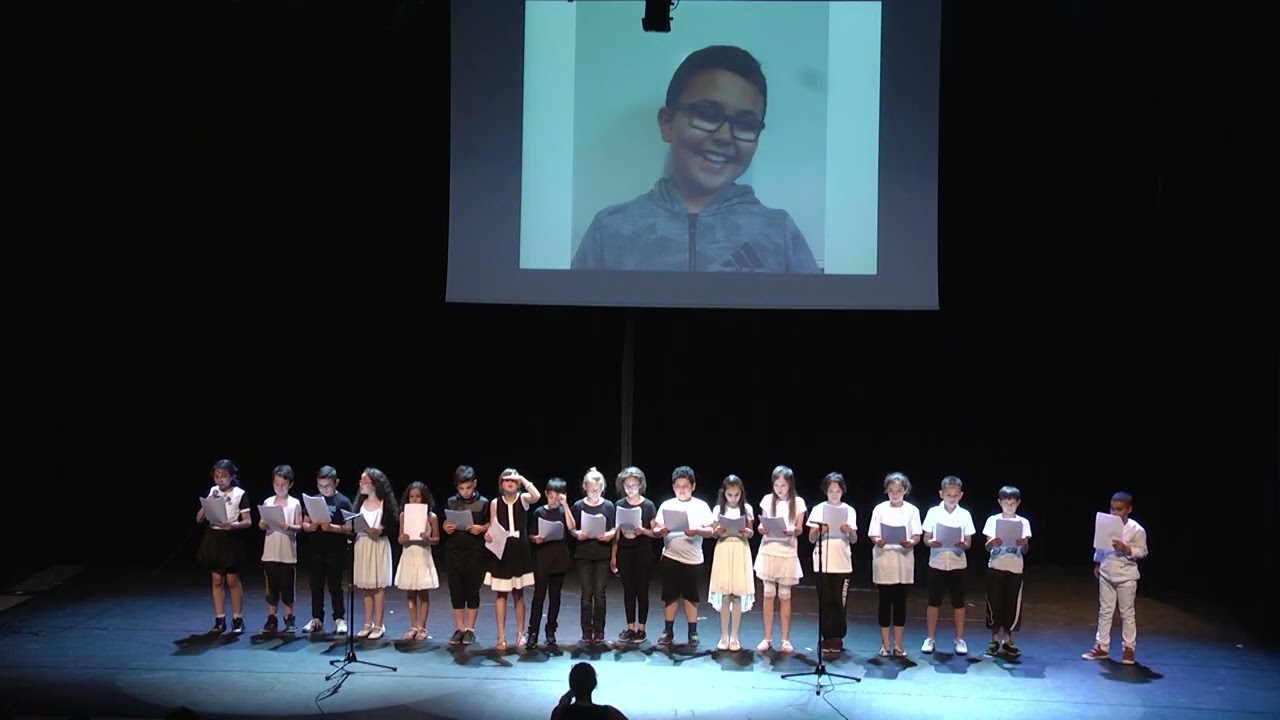 Spectacle de l'école élémentaire du Petit Moulin à l'espace culturel - 14 juin 2017