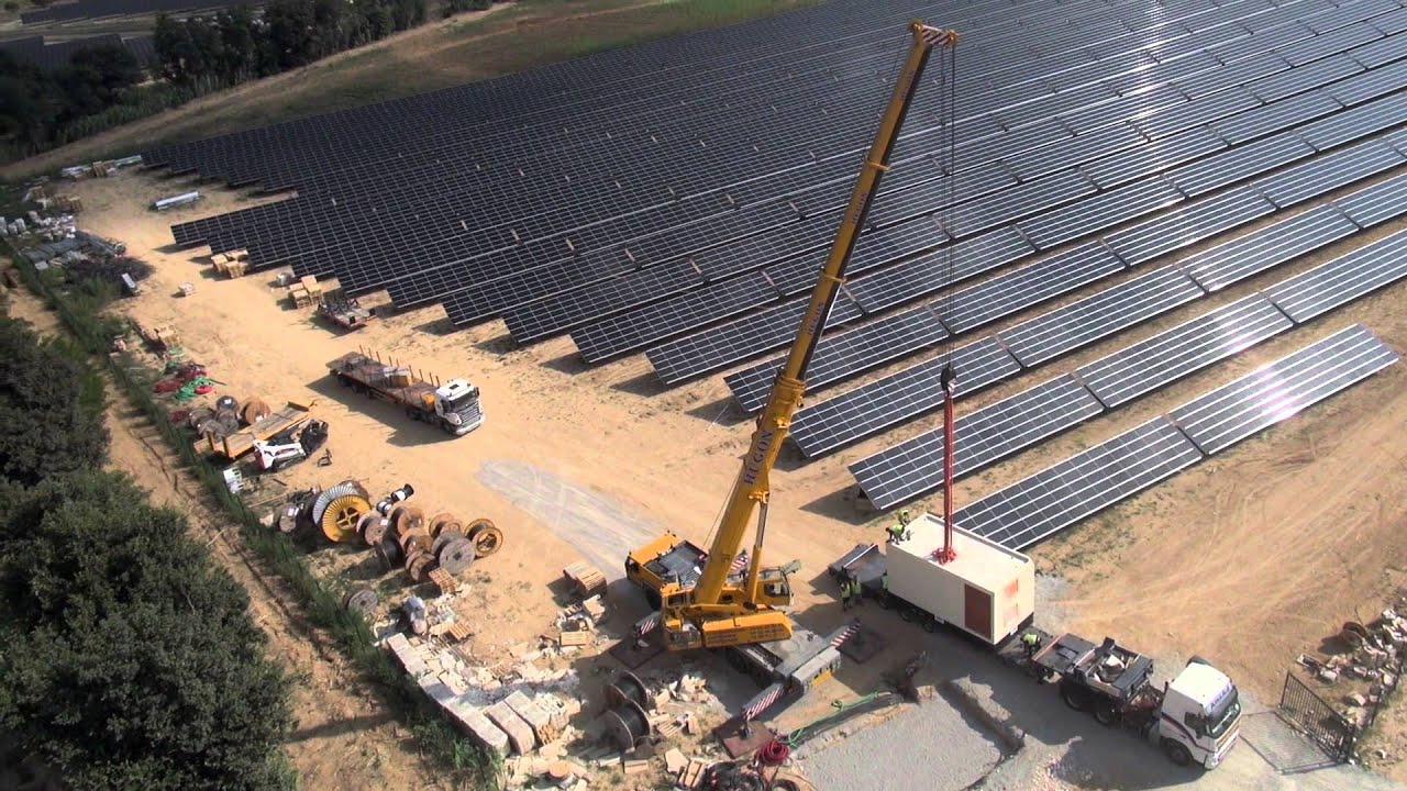 Chantier photovoltaïque vu du ciel par drone
