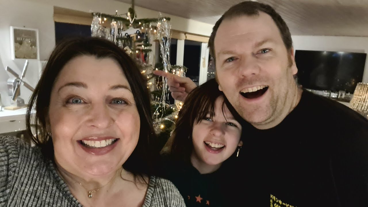 13. dec☃️Julekalender & pynter JULETRÆ🎄FAMILIENS REAKTION😀