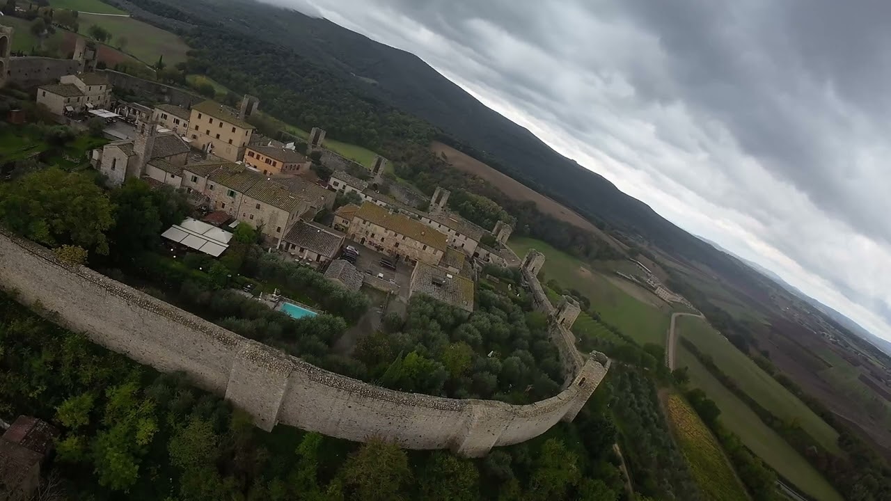 Alle porte di Siena, un castello che racconta secoli di storia (Monteriggioni)