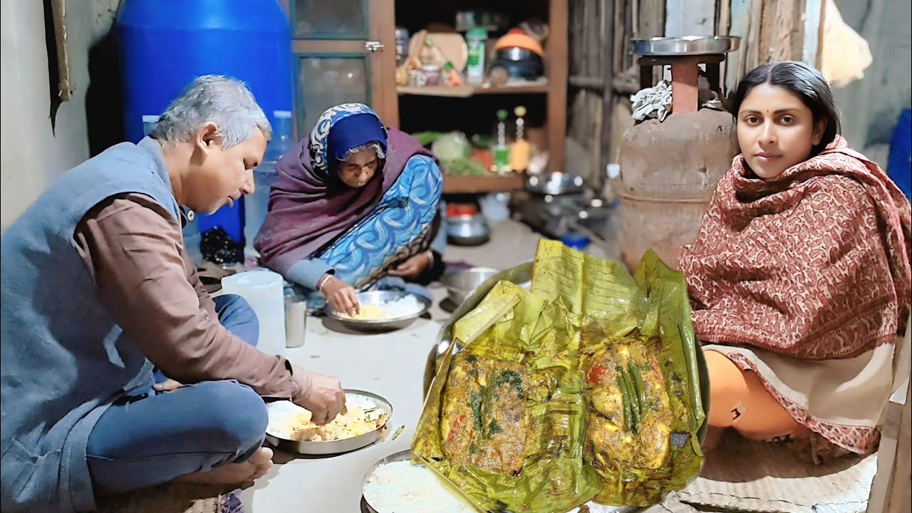গরম ভাতের সঙ্গে কলাপাতায় এই রকম ডিম পাতুরি থাকলে আর কিছু লাগবে না। মুখে সাথ লেগে থাকবে। 