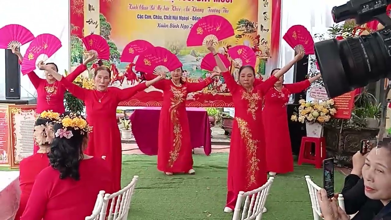 Đội văn nghệ xóm chín múa mừng hai cụ Hạnh Nội tuổi tròn 70 