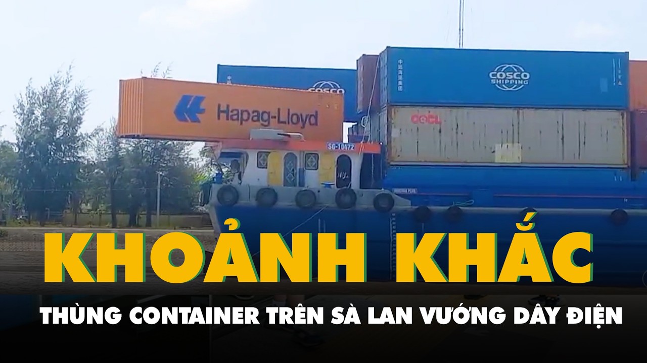 Khoảnh khắc thùng container trên sà lan vướng dây điện rơi xuống kênh Chợ Gạo
