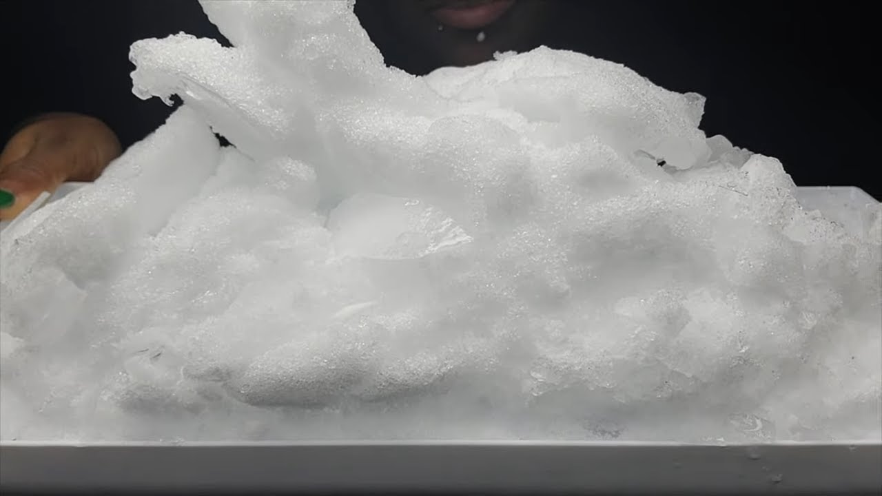 HUGE PILE FREEZER FROST | BIG VARIETY OF CRUNCHES | VLOGMAS DAY 11 | #iceeating #asmr #asmrice