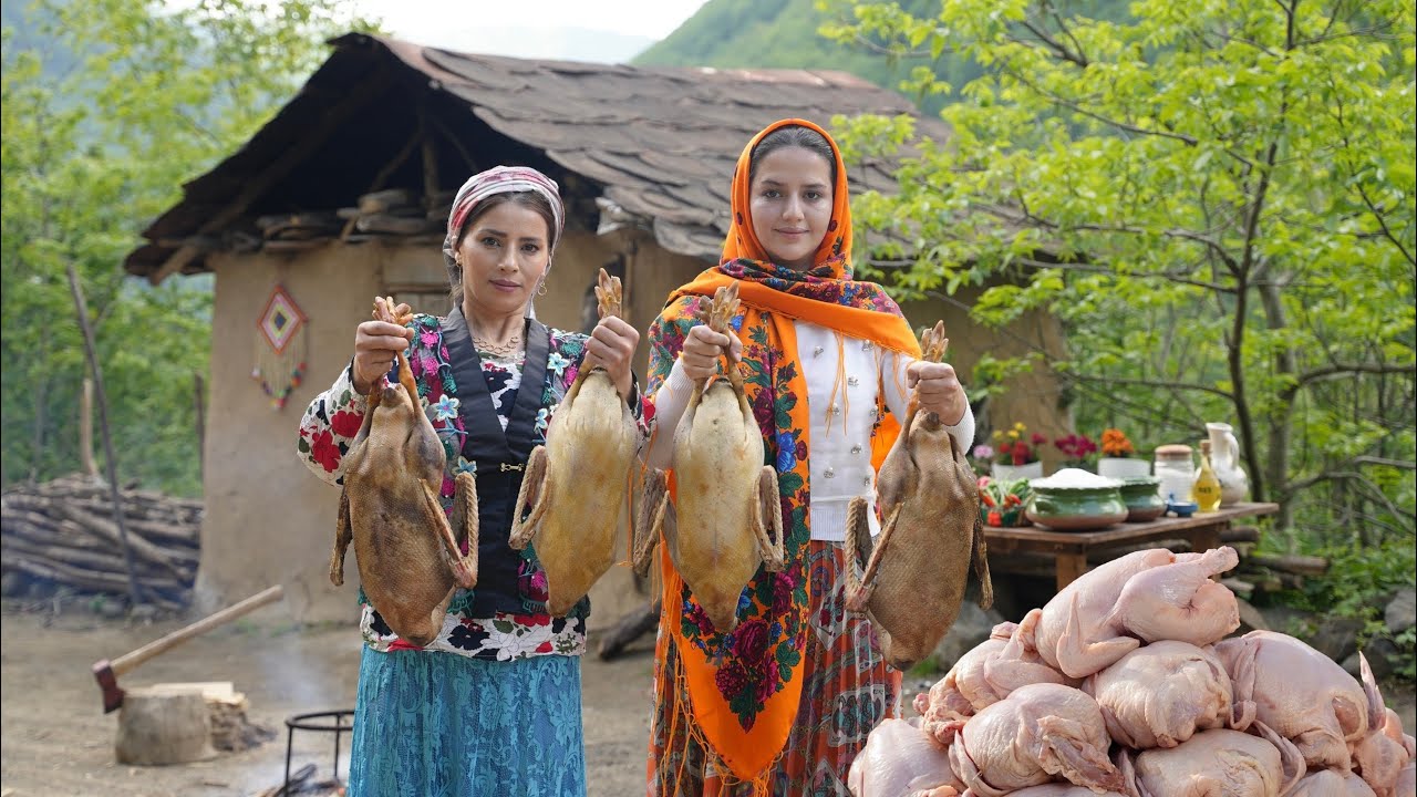 Смесь приготовления гуся, курицы и выпечки хлеба тандури в красивой деревне