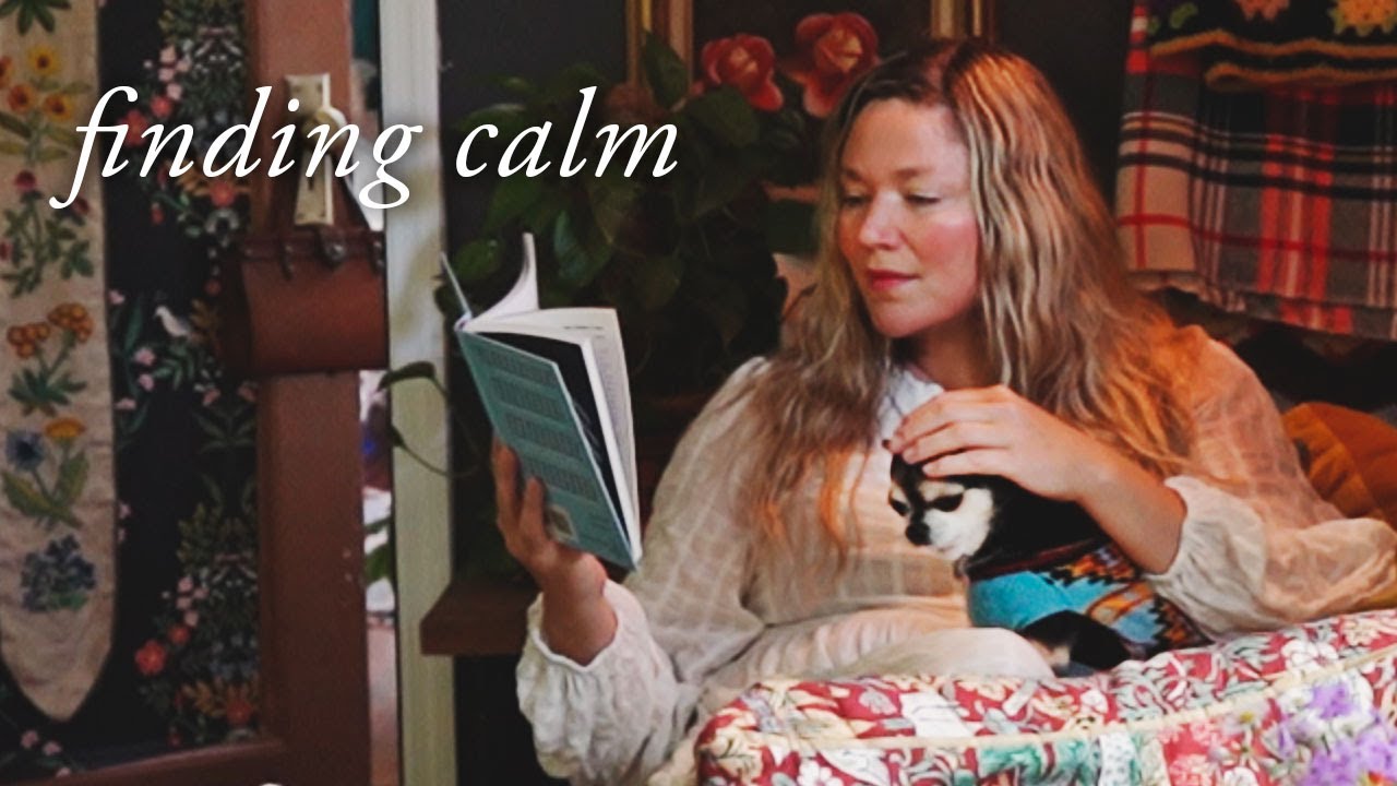 A cold, rainy week: visiting a vintage bookstore, cozy baking, and thrifting (of course!)