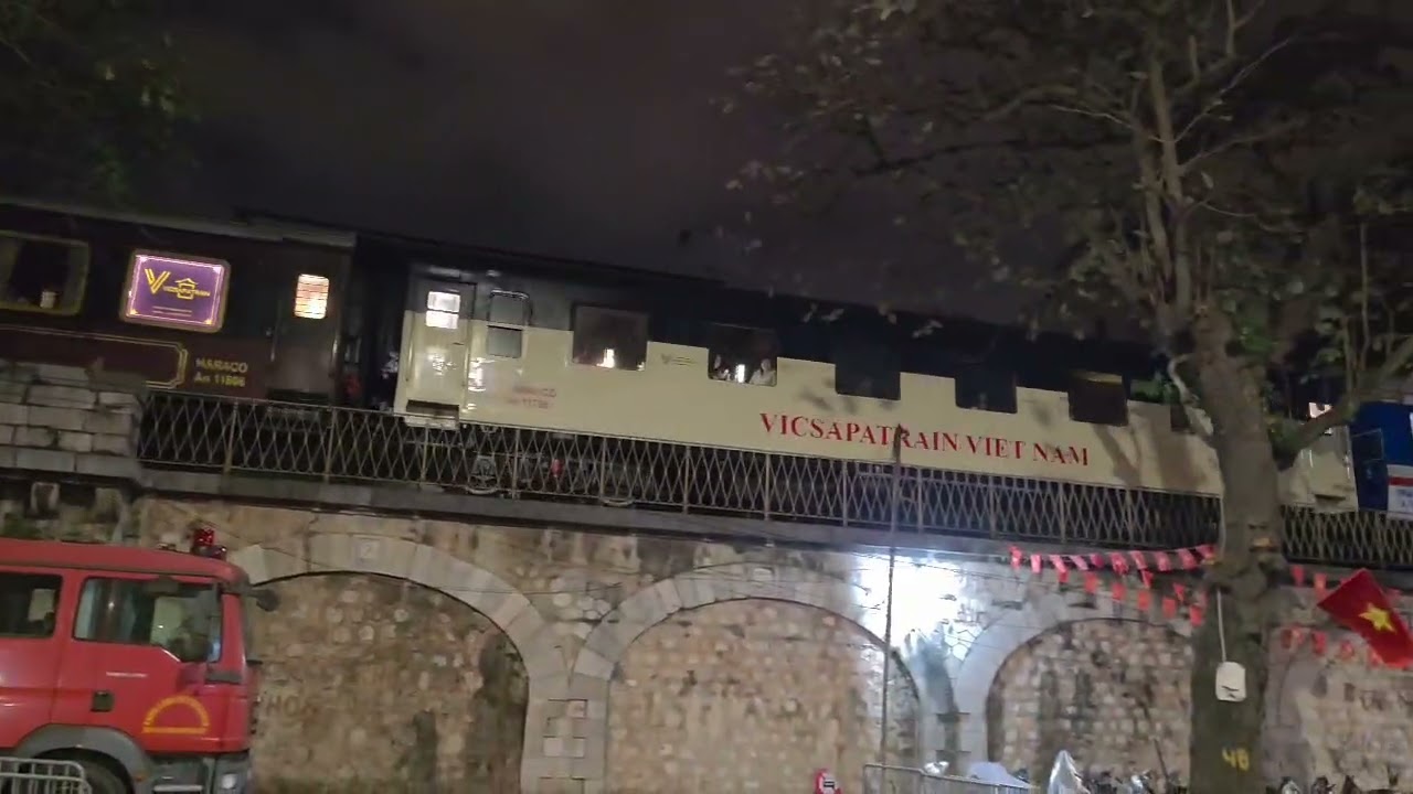 [15/2/2026 22h06]: D12E-657 kéo tàu SP3 có toa vicsapa mới qua phố Phùng Hưng