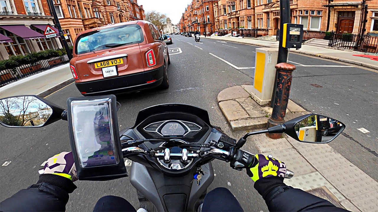 [RAW uncut] Ride to the barber shop :) - Honda PCX 125 LONDON