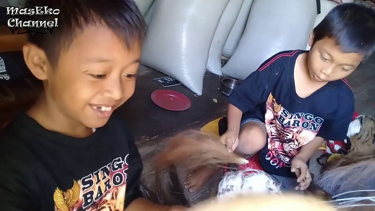 Keseruan Cah cilik podo ndandani Barongan Blora