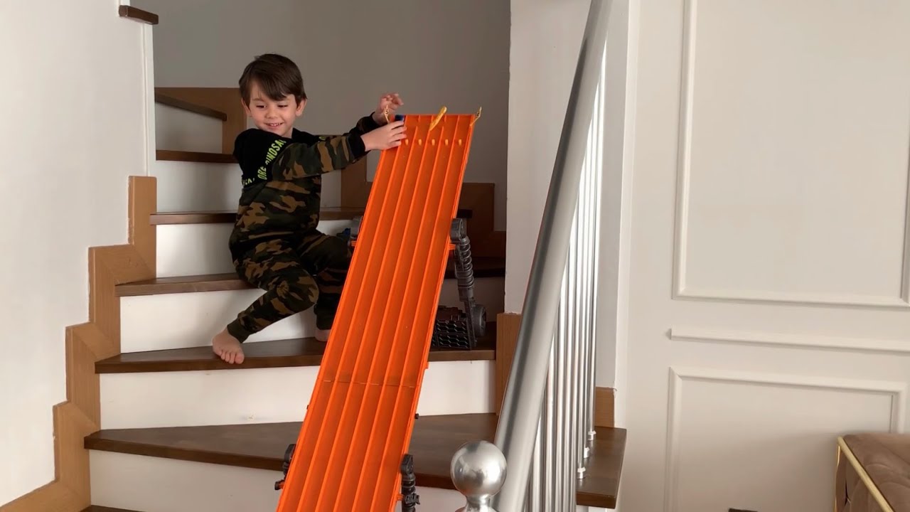 Oyuncak yılan niloyaya saldıracak😱Yusuf hotwheels arabalarıyla etkisiz hale getiriyor👏🏻😂👻