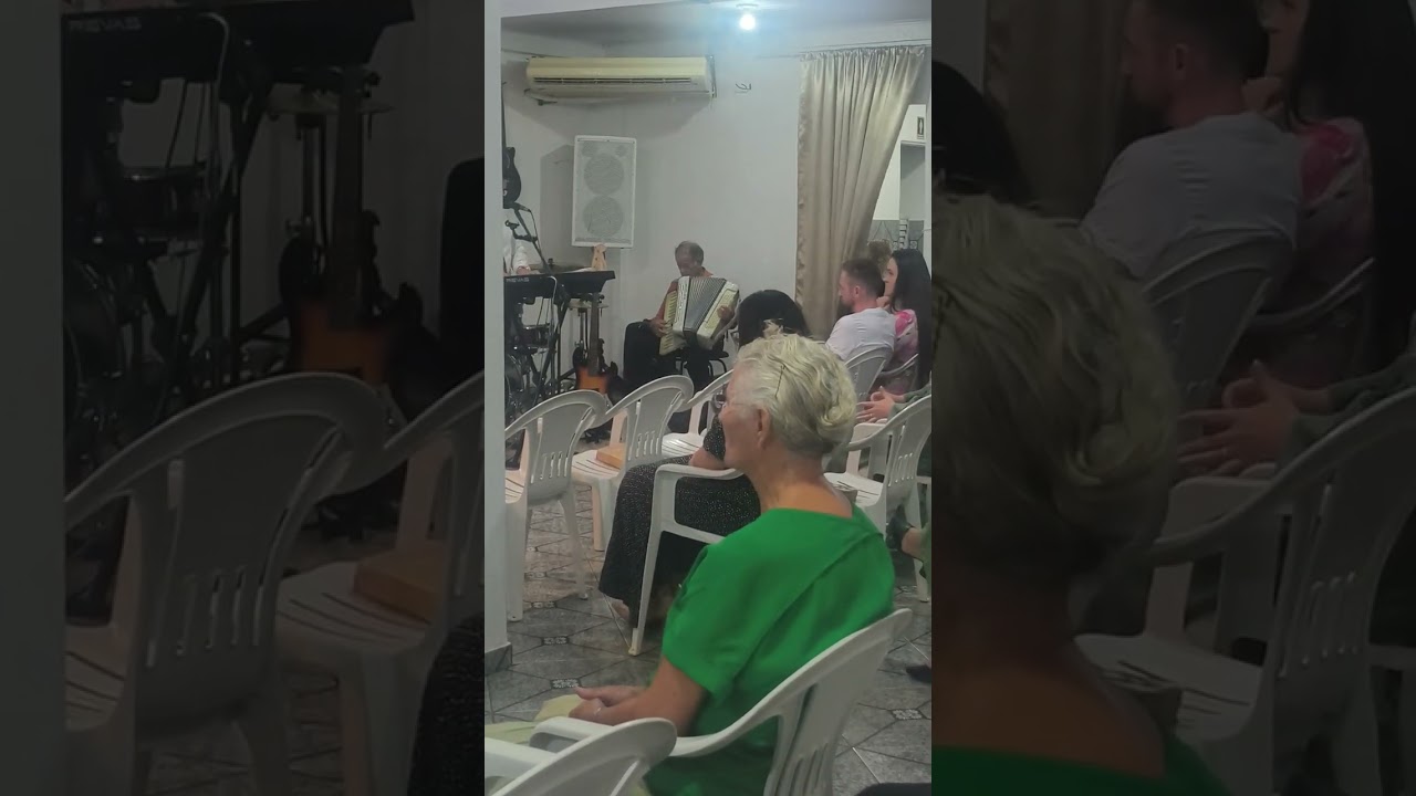 Hino Eu cuido de ti  minha mãe cantando em Chapecó santa Catarina na assembleia de Deus