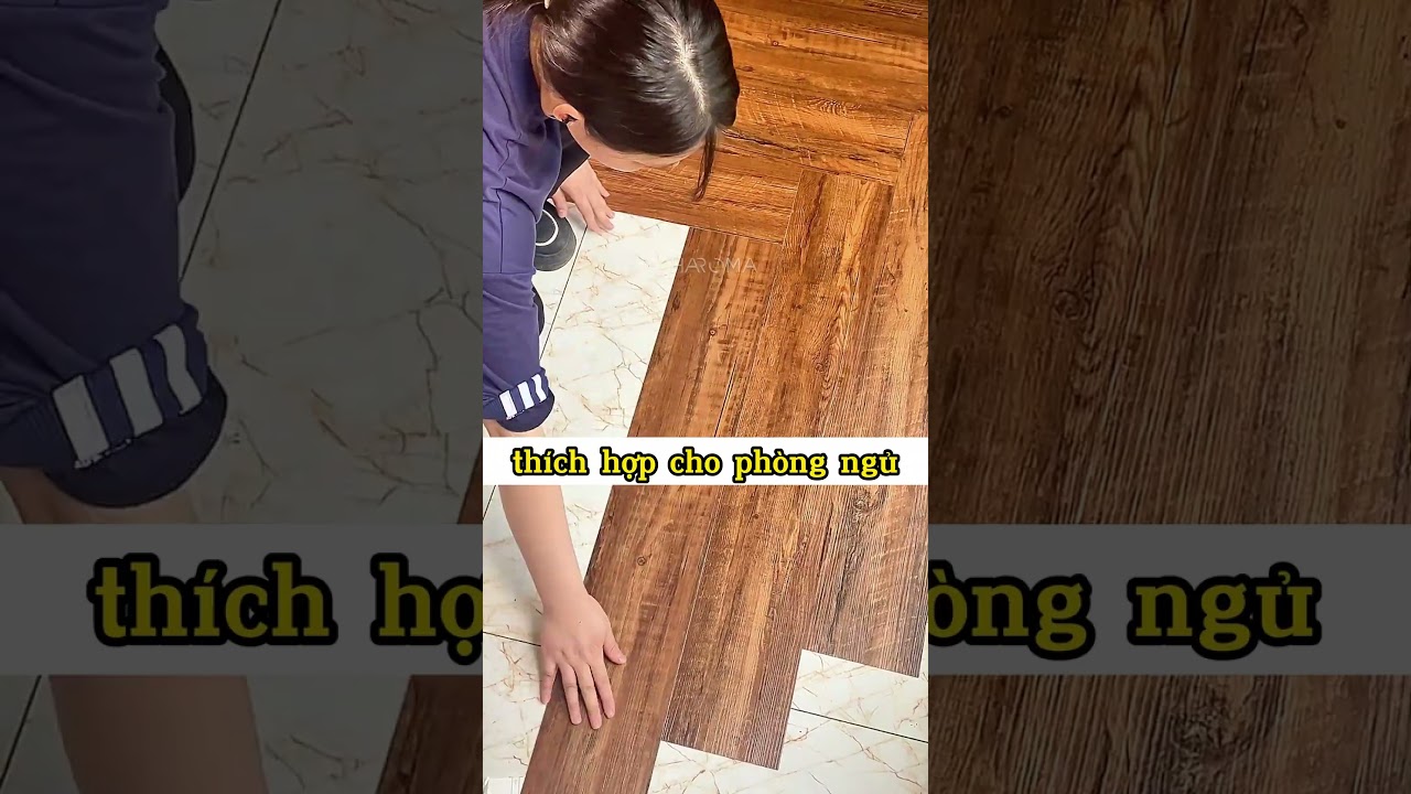Thi c&ocirc;ng s&agrave;n nhựa b&oacute;c gi&aacute;n giả gỗ gi&aacute; rẻ tr&ecirc;n nền gạch men | Thi c&ocirc;ng s&agrave;n nhựa keo d&aacute;n sẵn #shorts