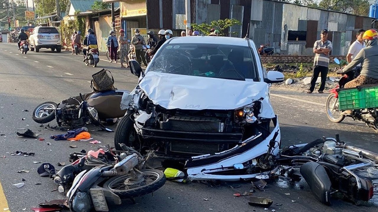 CAR CRASH COMPILATION - LIFE-SAVING ACCIDENT ESCAPES-URBAN ACCIDENT