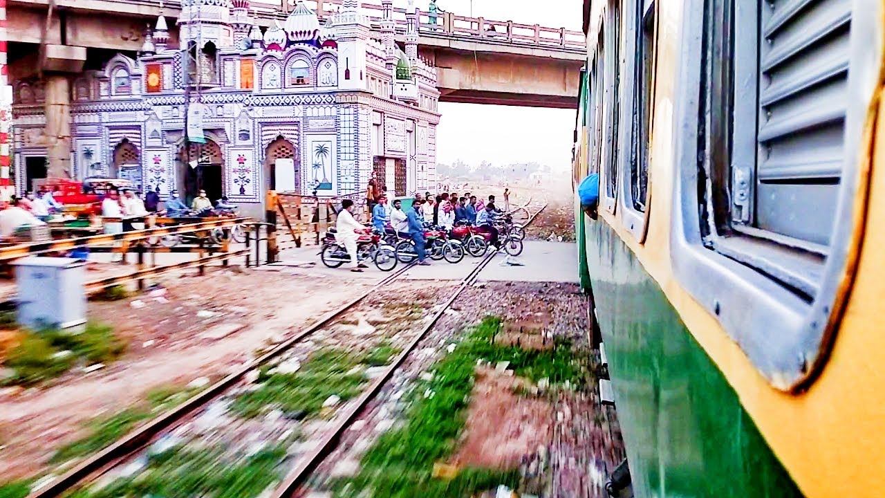 Pakistan Railways:34dn Pak Business Express slowly crossing Sahiwal Railway Station