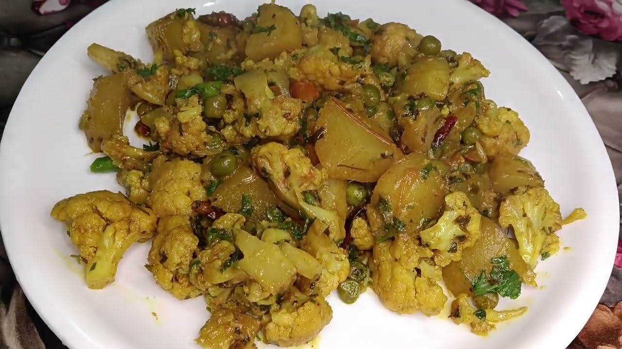 Aaloo Gobi is a classic Indian vegetarian dish😋Ek bar is style se zarur banyee🤌🏻😉❤️ 