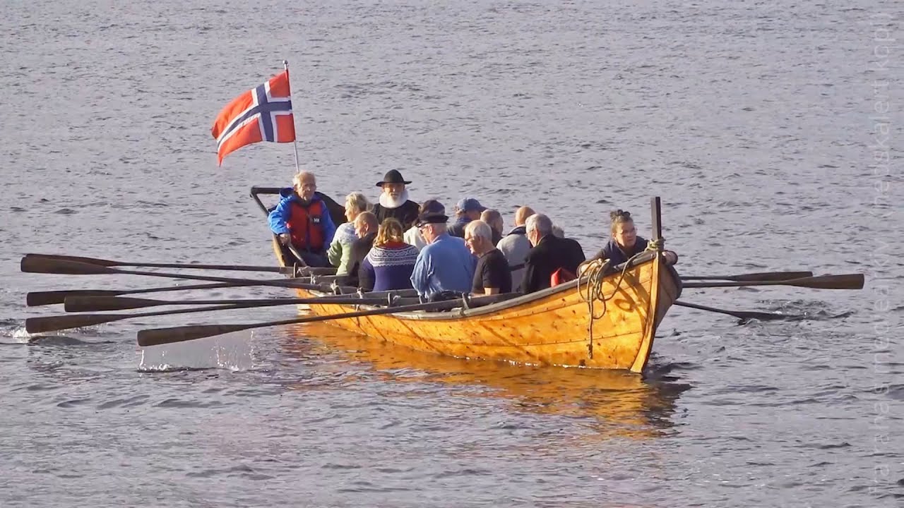 Prest og klokker, i trebåt og hestevogn, på vei til Halsa kirke (sep. 2024)