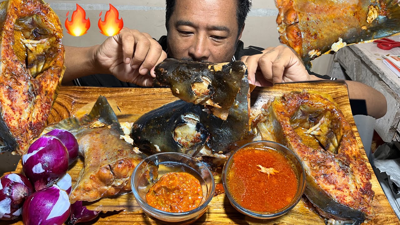 Папа ест большую жирную рыбу с 🌶️ |