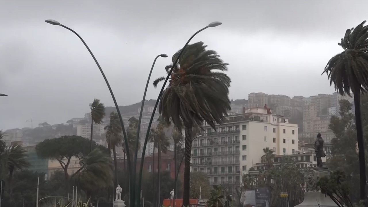 Campania, allerta meteo arancione: scuole chiuse in diversi comuni