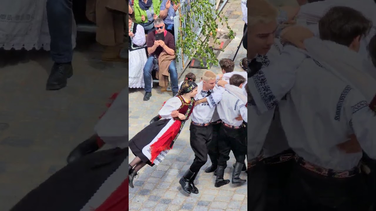 Spektakul&auml;re Tanzfigur mit vier fliegenden T&auml;nzerinnen - Siebenb&uuml;rgische Tanzgruppe aus M&uuml;hlbach