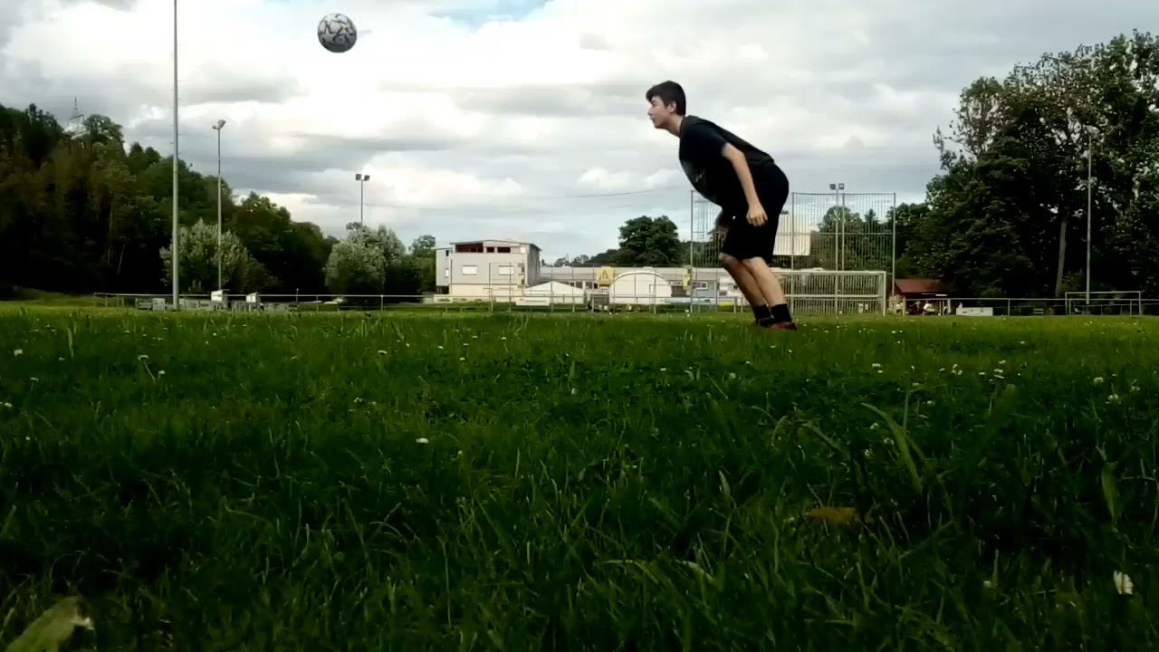 Antoolsdi Macht einen Flugkopfball