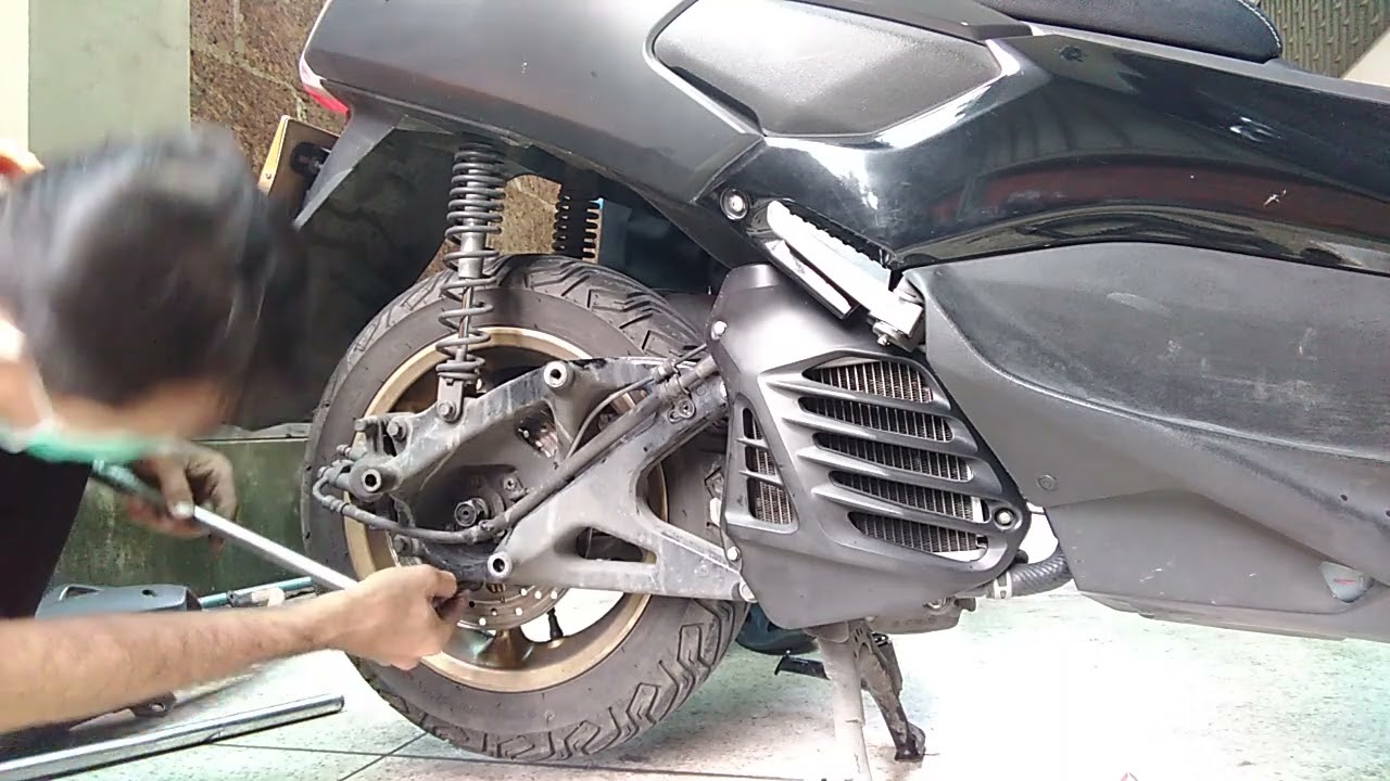 ้เปลี่ยนจานดิสเบรกหลังพร้อมผ้าดิสเบรก​ YAMAHA​ N-MAX​