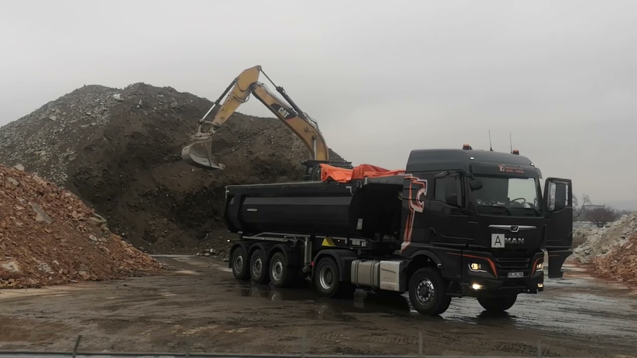 Cat 324 E bel&auml;dt MAN Sattelzug