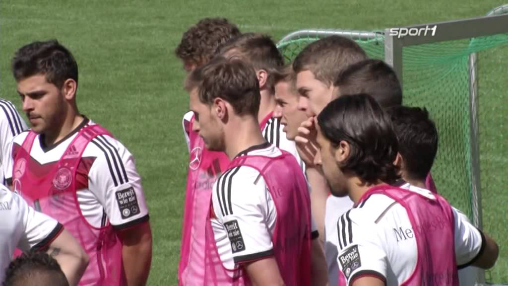 Passanten wohl an Unfall schuld - Schweinsteiger wieder am Ball | SPORT1 NEWS