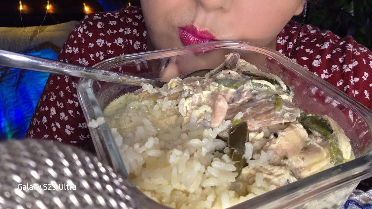 ASMR comiendo huesitos de pollo con crema de poblano 