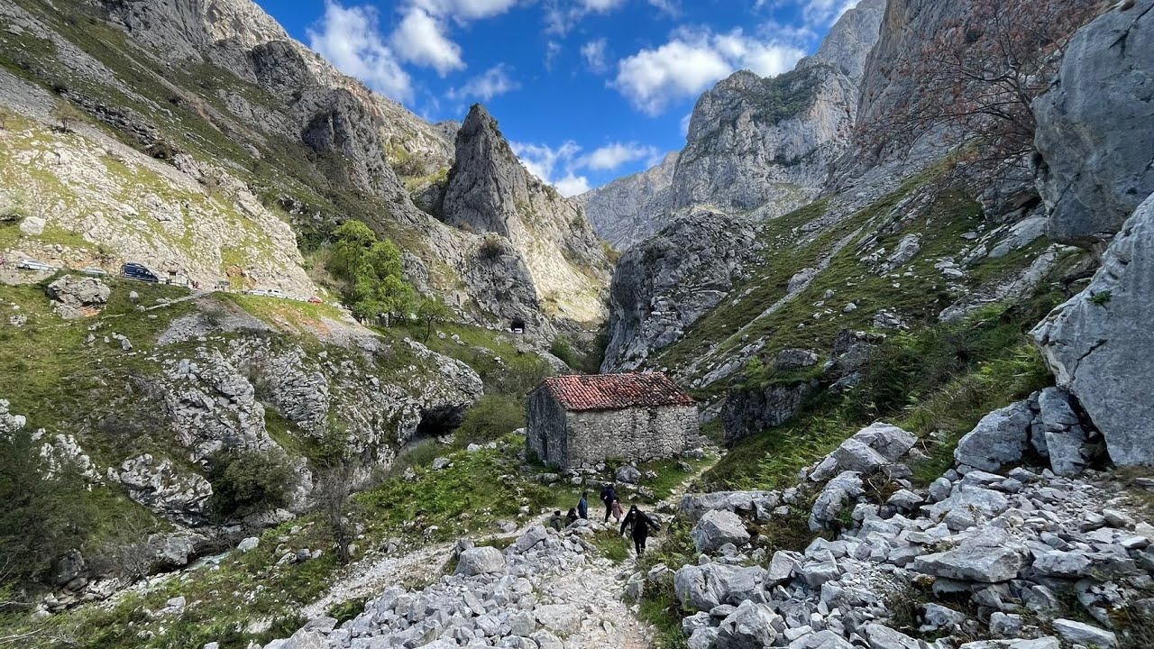 Bulnes, Asturias.#bulnes #asturias #historia #enjoy #adventure #travel #viajes #turismo #españa