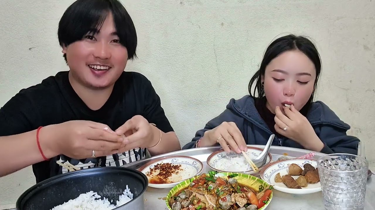 Nuj sua rov qab tuaj saib nkauj mim nrog nkauj mim noj mov ua ke dua