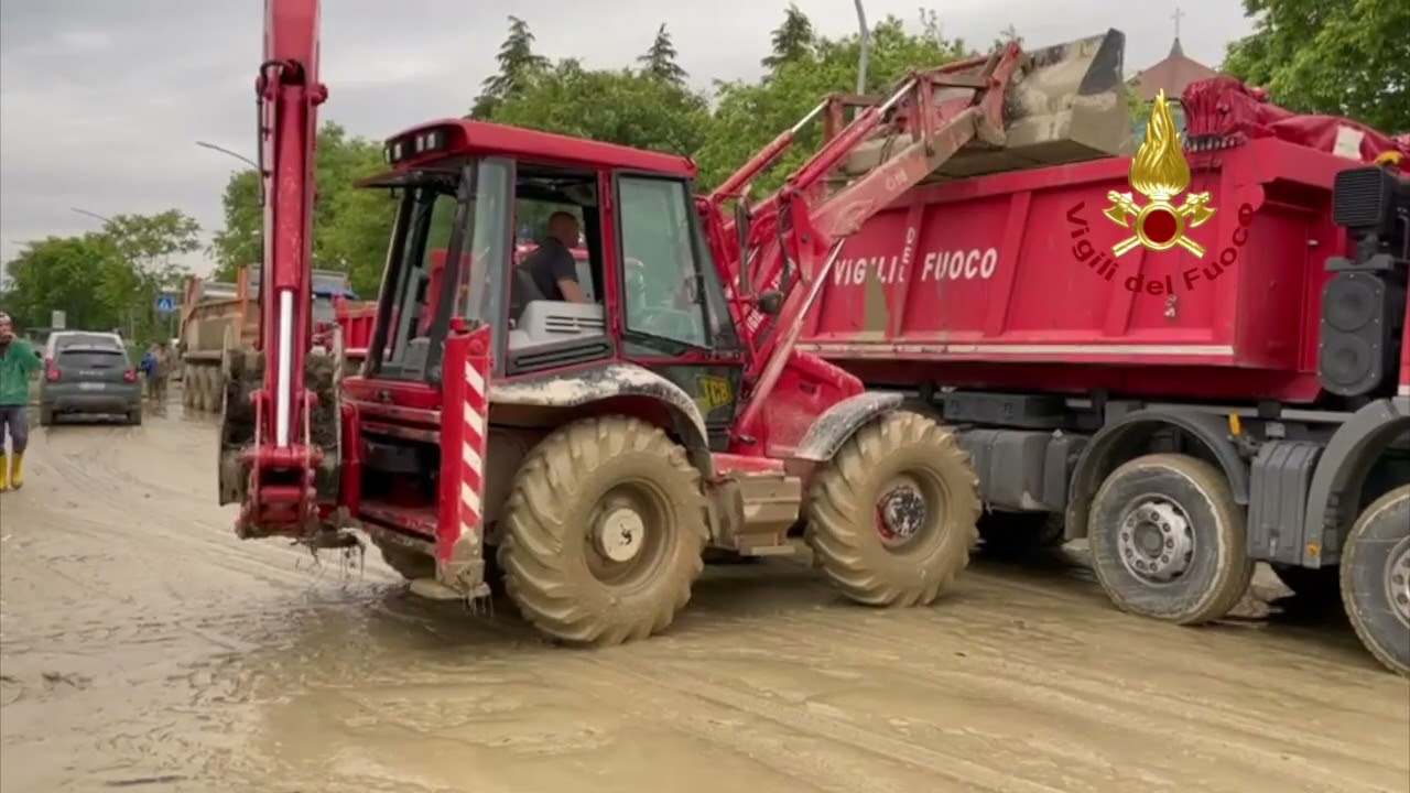 Forlì rimozione del fango ad opera del Gos Vigili del Fuoco