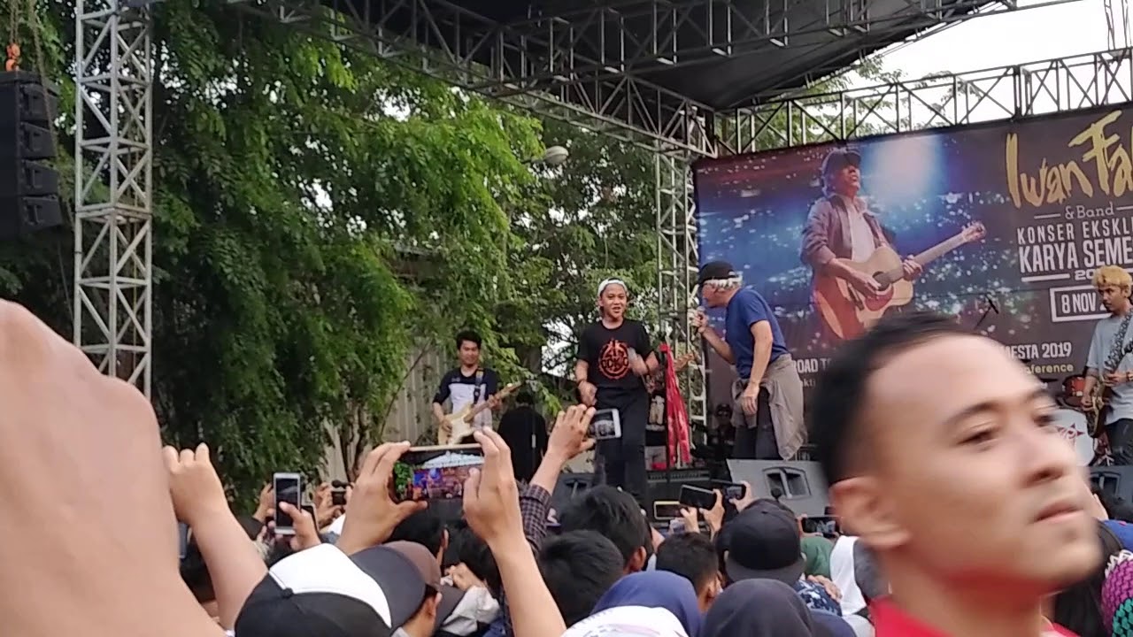 Iwan fals feat Danes rabbani HIO at  ramayana cibitung