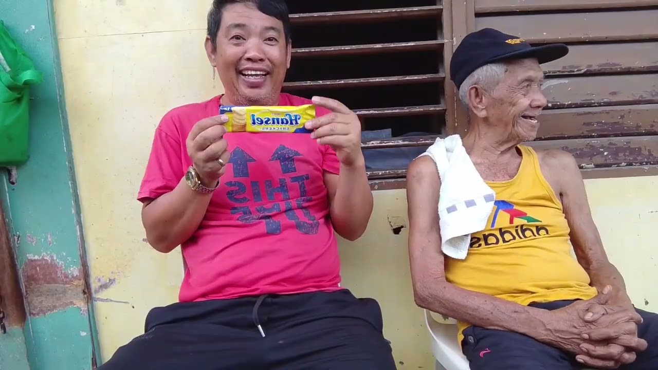 Kuwentuhan muna kami tatay habang naghihintay ng mamimili ng Tinapa daing 😍