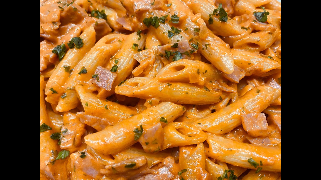 “PENNE AL BAFFO” – A whiskers-lickin’ Creamy Tomato-ham pasta.
