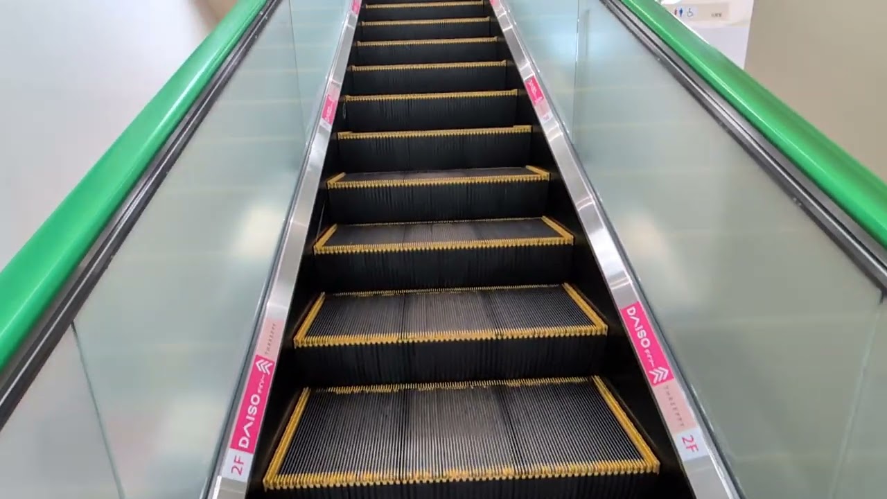 サミットストア 東寺方店　エスカレーター