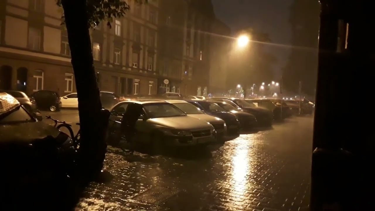 Unwetter Polizist vom 8. Polizeirevier Frankfurt, verweigert Obdachloser 1. Hilfe.