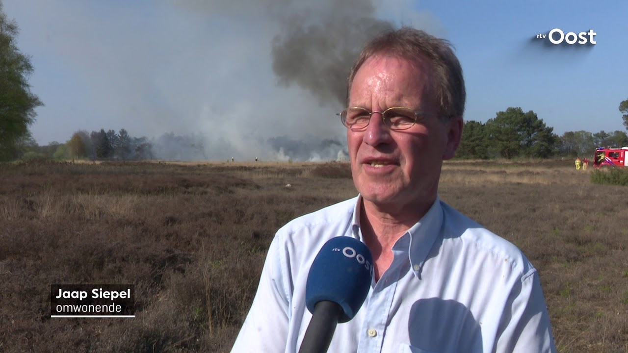 Bosbrandteam dooft laatste smeulende stukken van natuurbrand in Tubbergen, schade goed zichtbaar