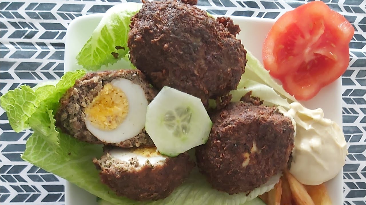 Viande farcie aux œufs accompagnée de sauce oignons