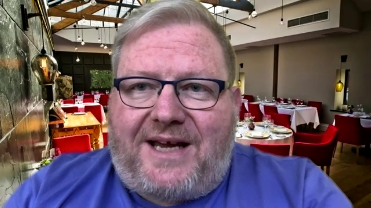Around the World with Paul Askew:  Dubai & Singapore