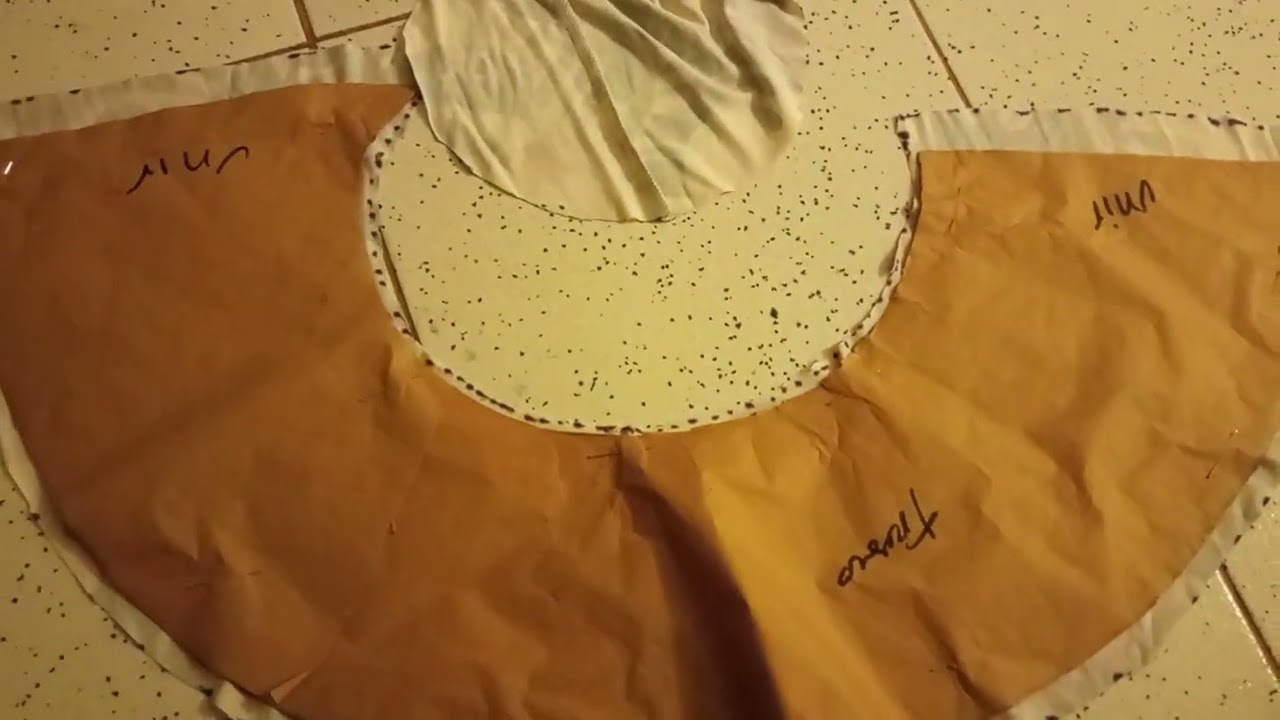 Unión de blusa con falda de olan irregular formando un vestido.