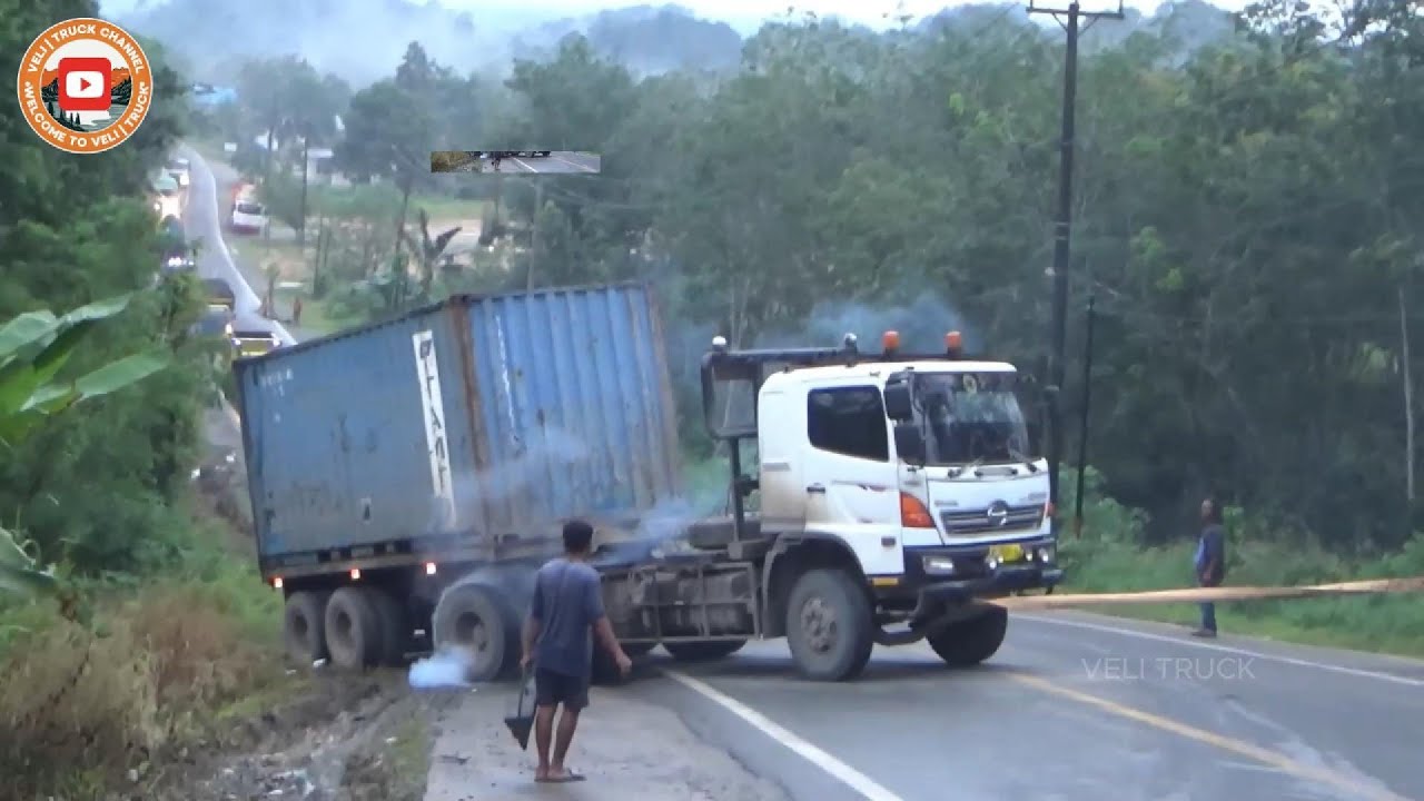 Monster Driving Skills – Heart-Stopping Moment as Container Truck Nearly Tips Over on a Steep Slope!