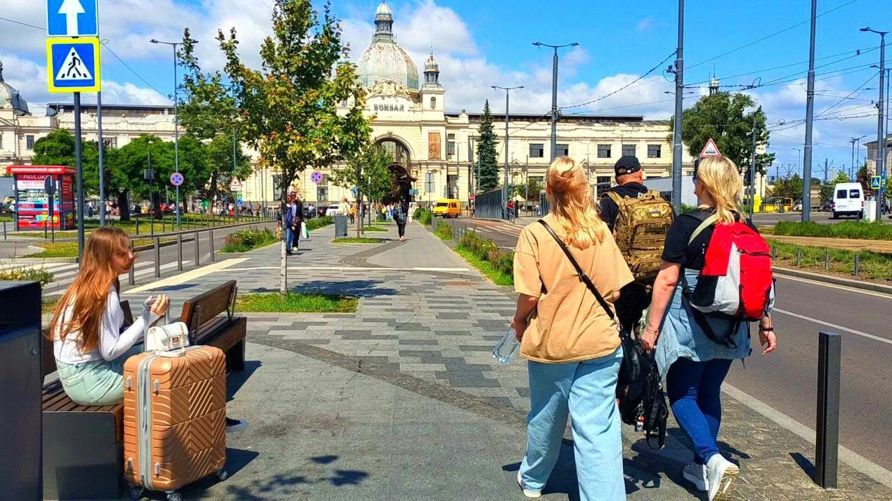 Львів сьогодні. Залізничний вокзал. Літо. Скільки туристів приїхало Привокзальна площа. Нові трамваї