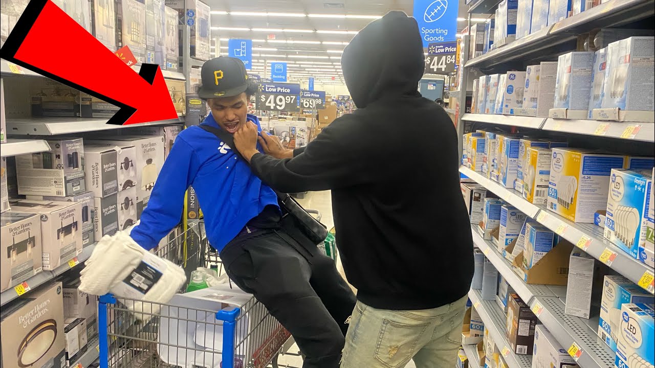 Shopping out of strangers Carts in the HOOD!