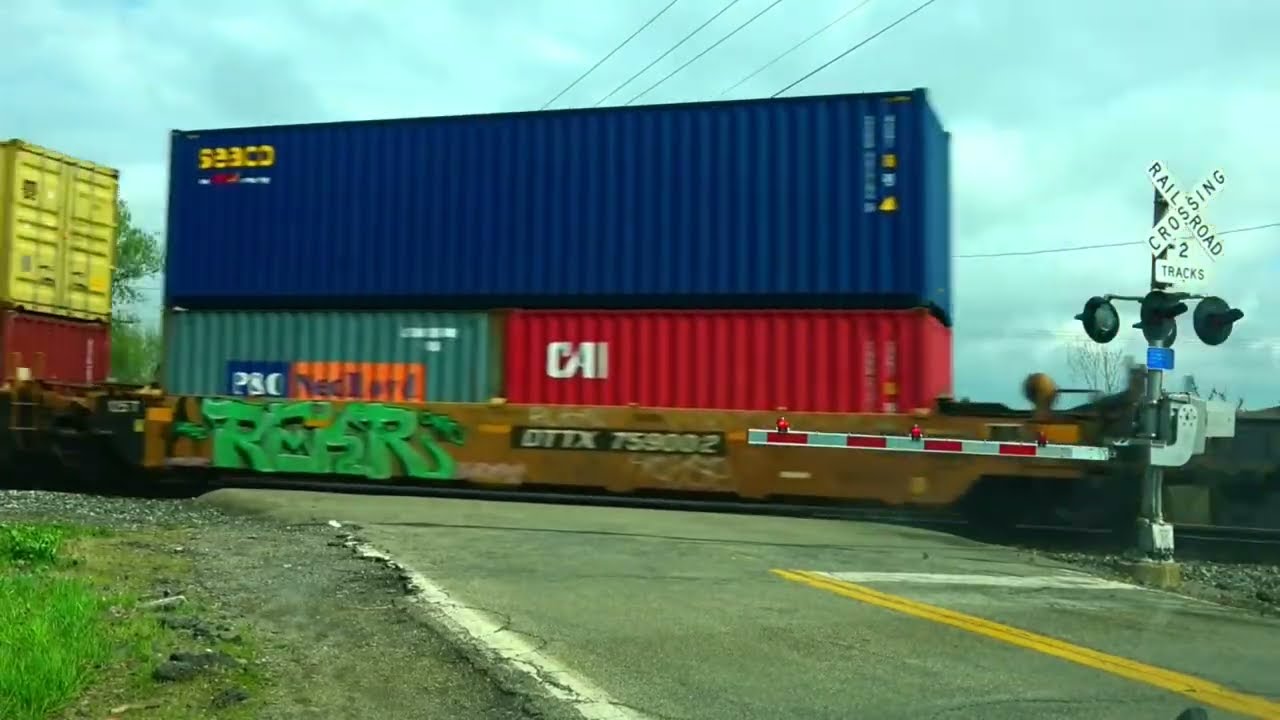 CSX Engine Towing Amtrak! CSX Towing LORAM Balast Cleaner! Big CP Train OLD SD40 Leaser on CSX Train